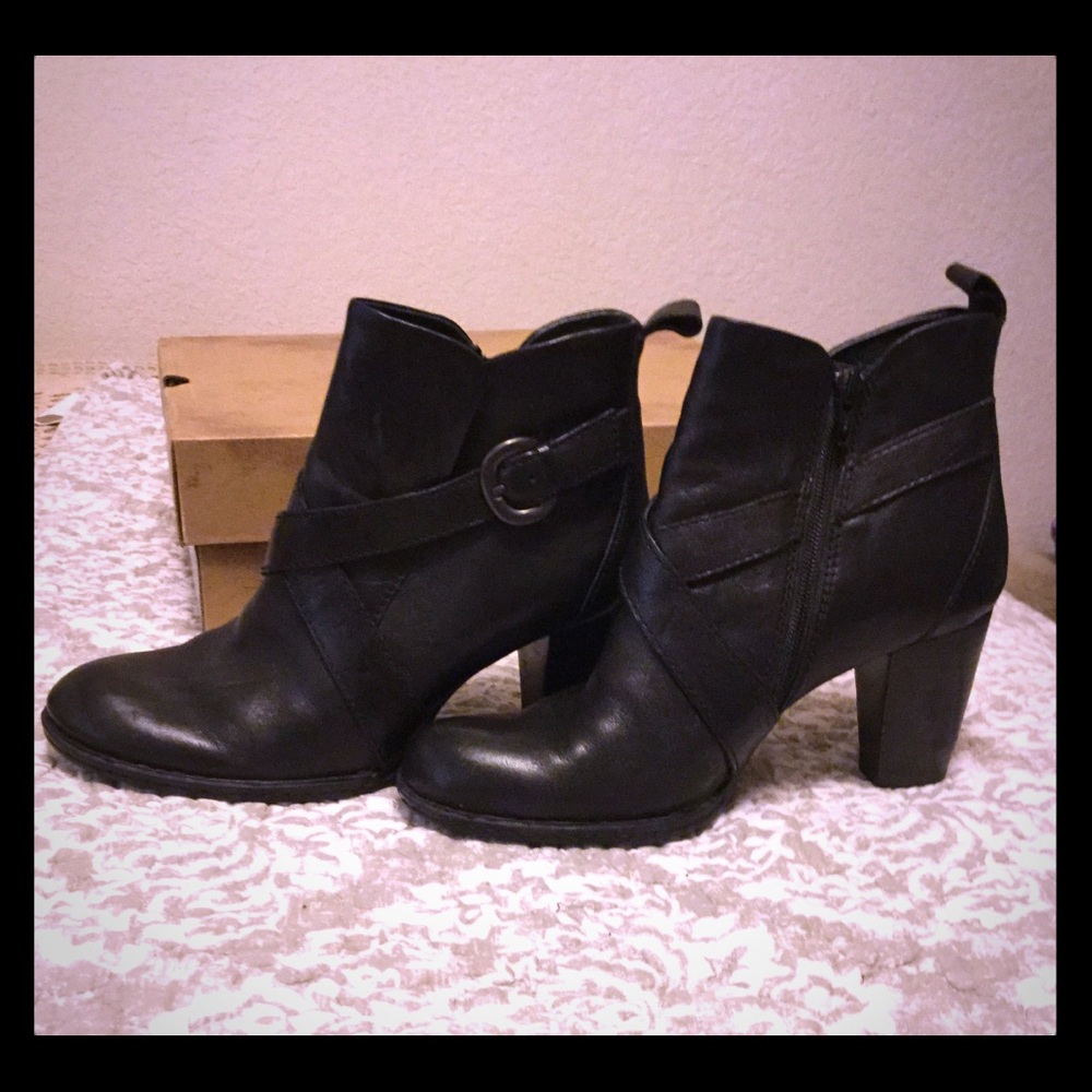 Born ankle boots in black